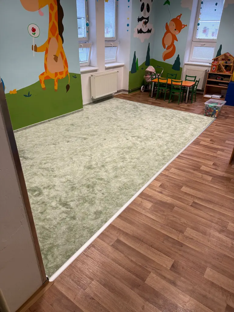 Pokládka koberce MŠ Záboří 3